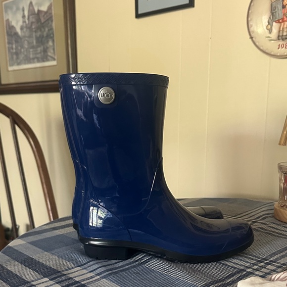 UGG Navy Glossy Boots new without tag - Picture 1 of 3